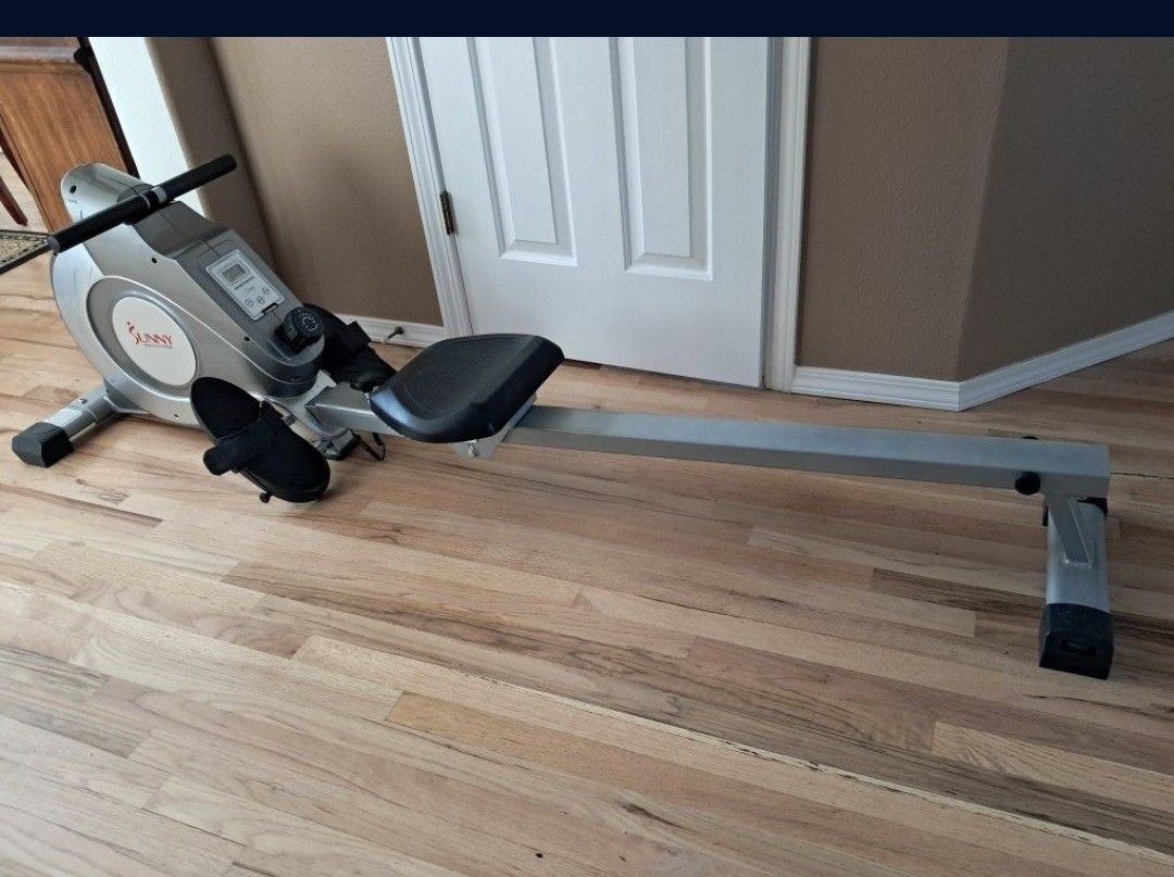 Rowing Machine / Sunny Health Fitness Rower, Fully Functional And Foldable