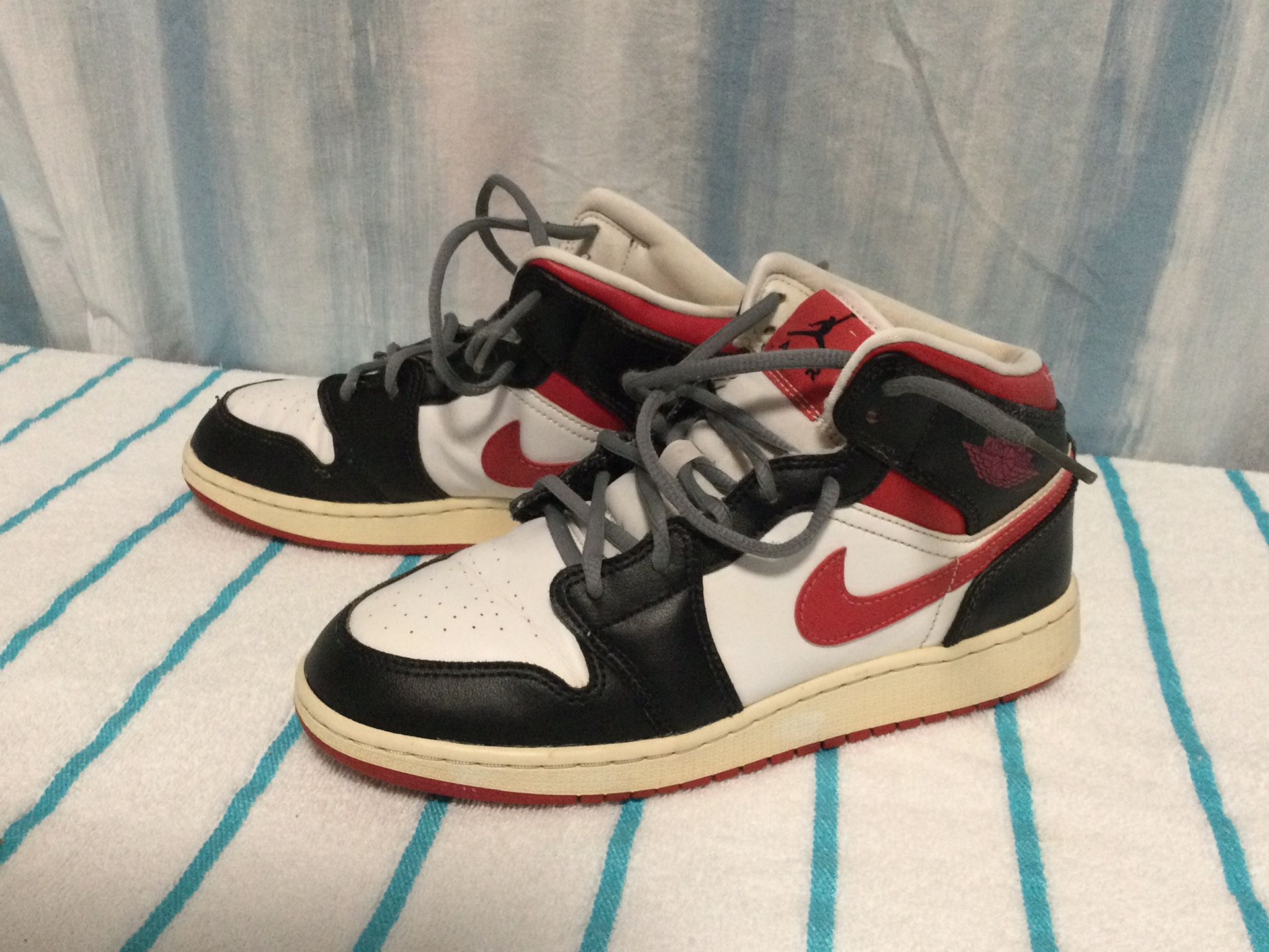 Nike AIR JORDAN 1 Hi-Tops,   Size:  6Y            Worn Heel