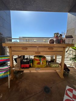 Wooden work bench