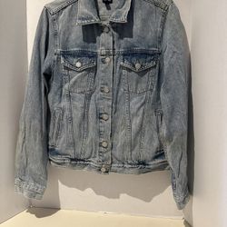 Gap women’s Classic Denim Jacket, Size Large ,100% cotton