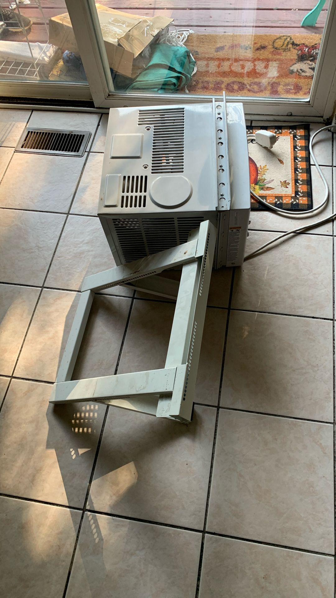 aire acondecionado para la ventana con su mueble para acododarlo 