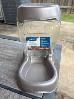 Dog gravity feeder