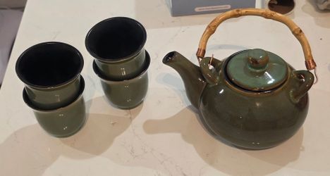 Teapot and 4 cups