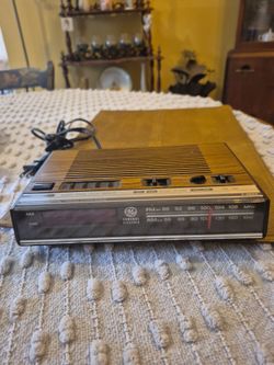 General Electric wood grain digital alarm clock AM FM radio