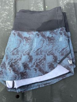 Vuori Women’s Omni Performance Shorts – Large-Blue & Black Textured Pattern (Tide Dunes Texture)