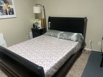 📢 For Sale: Queen Bed, Side Table & Mattress – Great Condition! 🛏️
