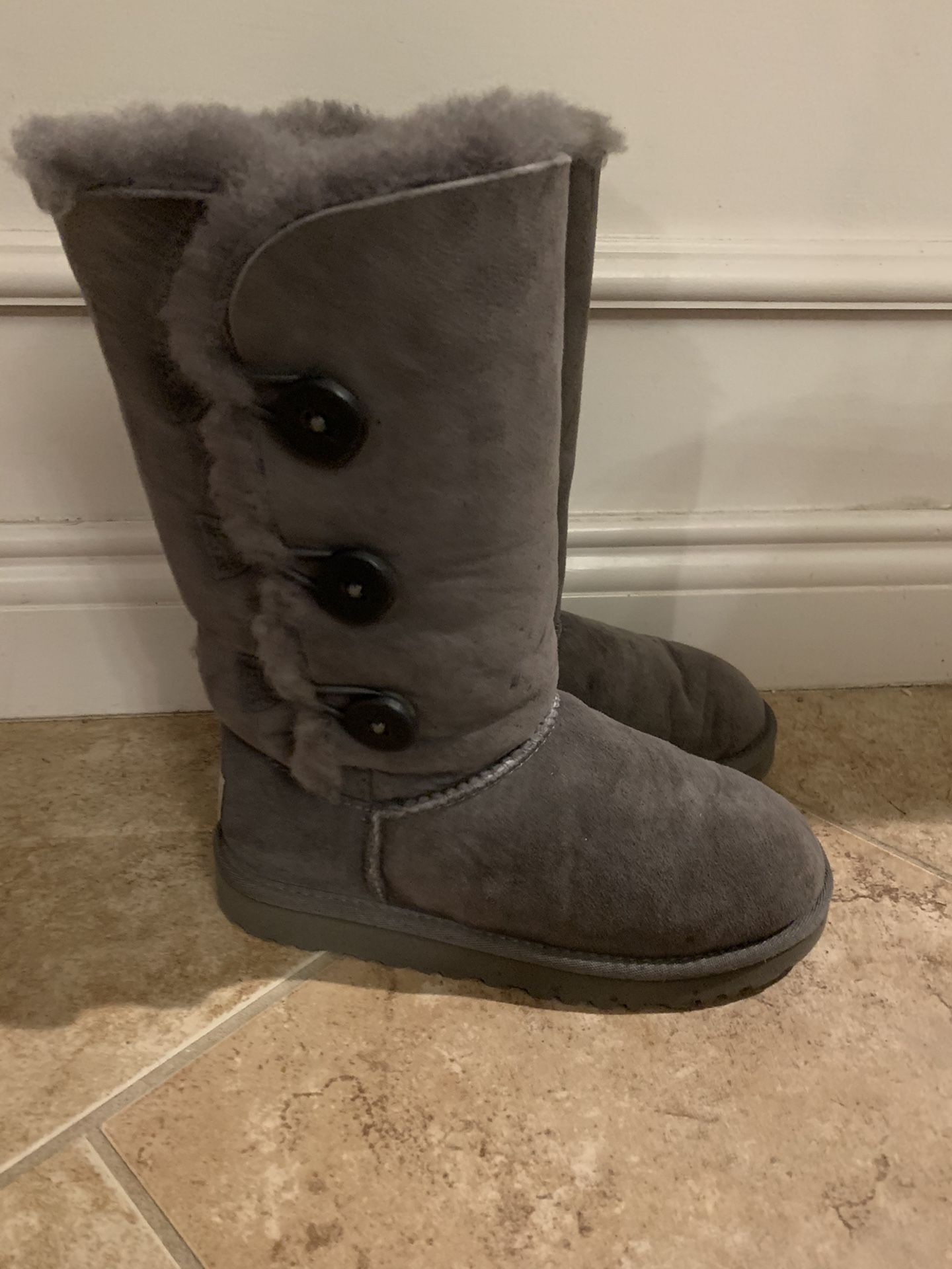 Ugg Boots Girls Size 1 EXCELLENT condition (ppu Macomb 22&Hayes) No Holds FCFS