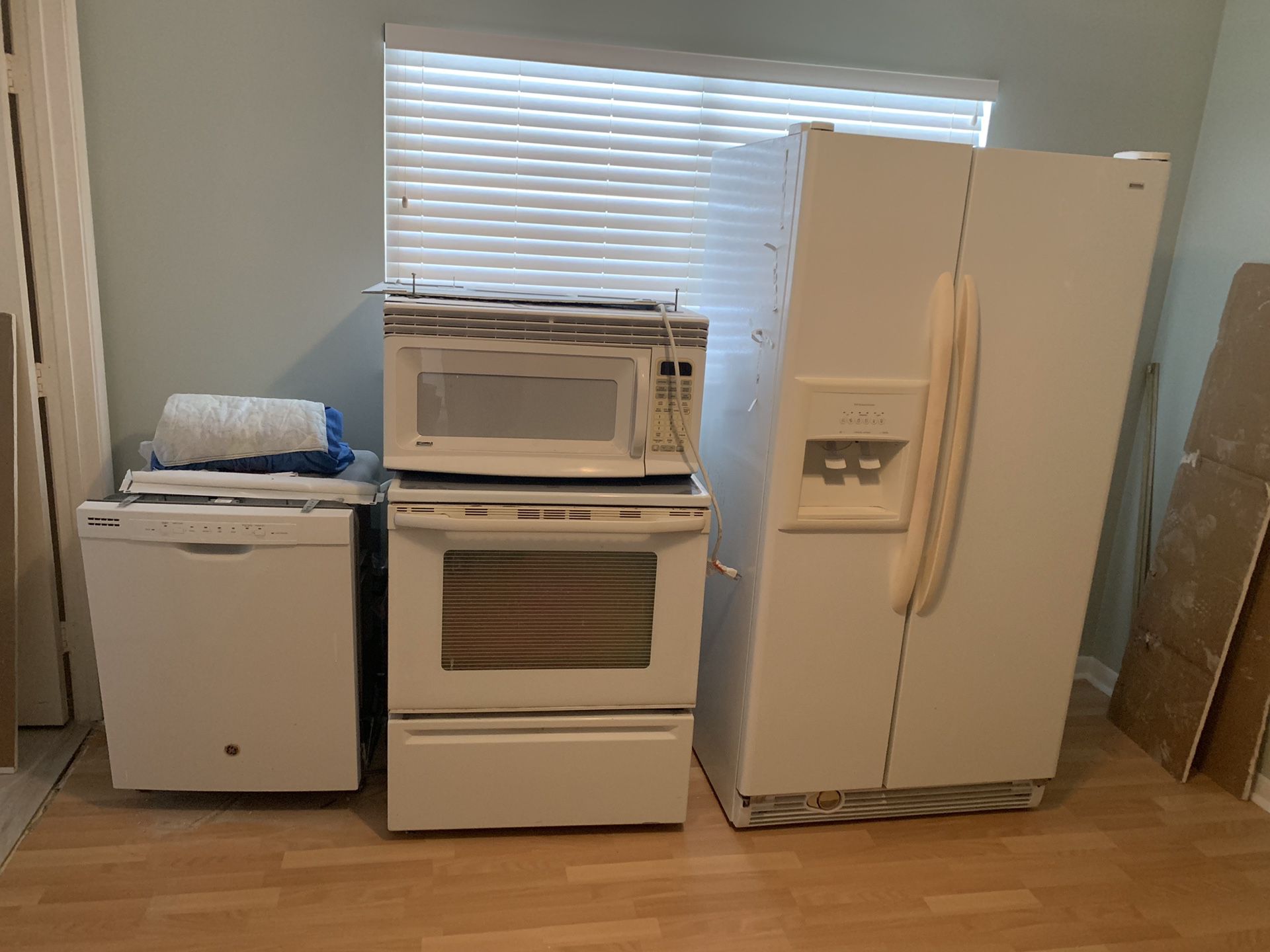 Complete kitchen set appliances