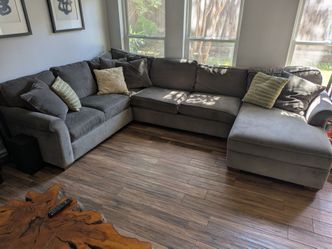 Ashley Furniture Sectional w/Chaise