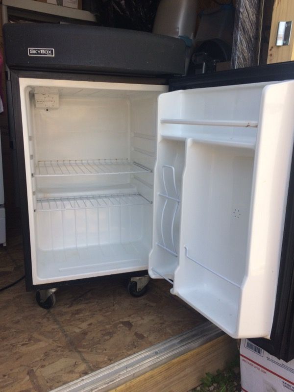 SKYBOX MINI-FRIDGE (bigger than "mini") & a GREAT BUY!