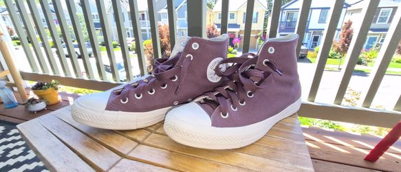 LIKE NEW Converse Chuck Taylor high tops