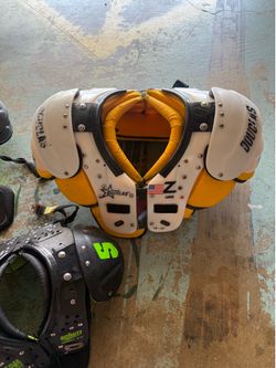 Douglas Z  Juniors Large 19”-20” Football Shoulder Pads