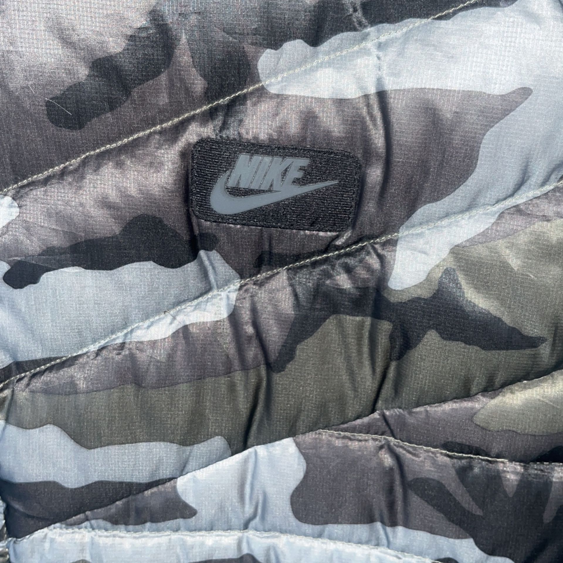 Nike Camo Vest Men s clothing