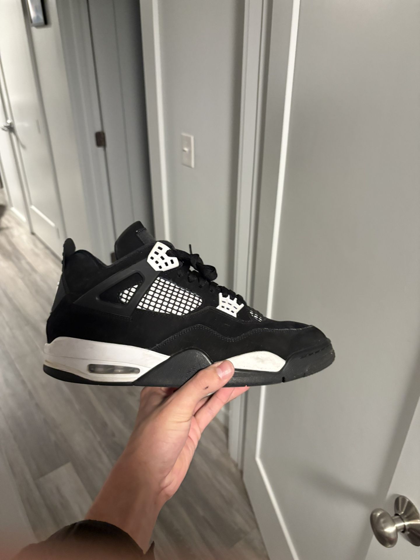 USED WHITE THUNDER JORDAN 4s