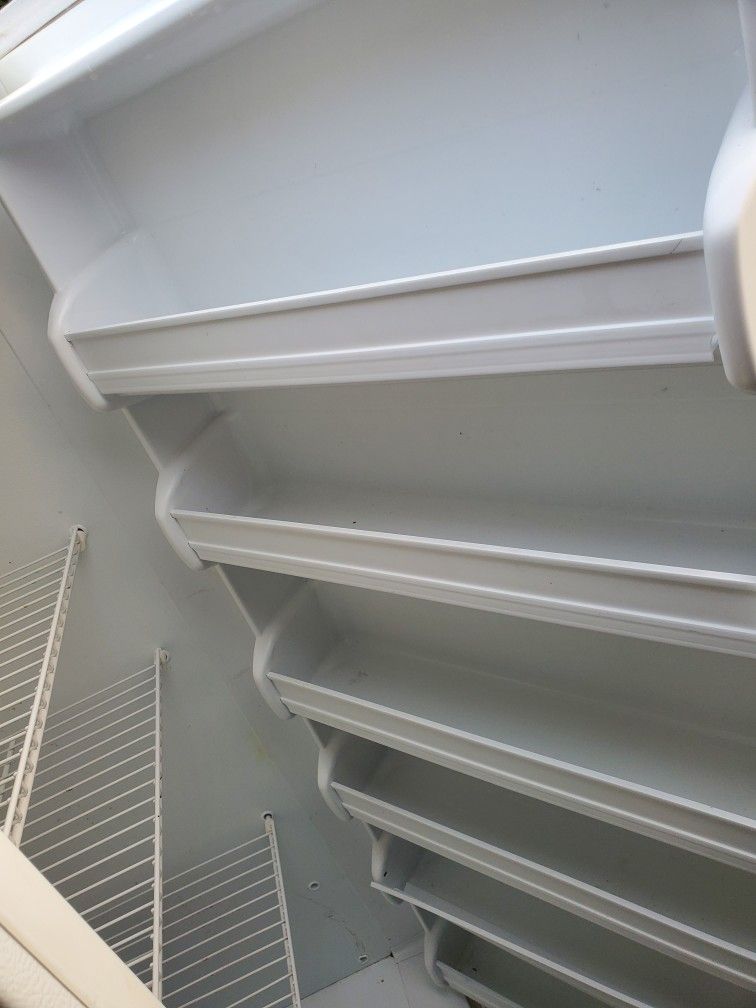 **PENDING**Frigidaire 20 Cu Ft Upright Freezer FrostFree Frostless for