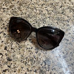 DOLCE & GABBANA / SUNGLASSES / COLLECTIBLE/ FASHIONABLE / STYLISH / D&G / DESIGNER