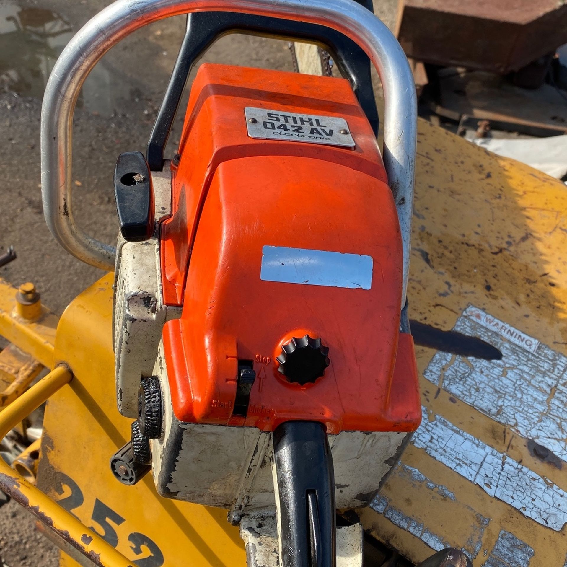 042av Stihl gasoline powered chainsaw 25 inches