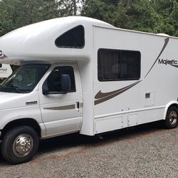 2010 Ford E-450 Thor Four Winds Majestic 30-foot Class C Motorhome