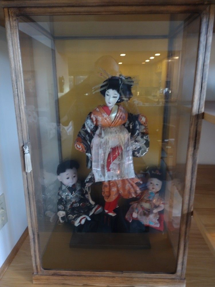 Beautiful Vintage Circa 1966 Japanese Dolls in Display Case