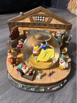 Snow White Disney Snow Globe