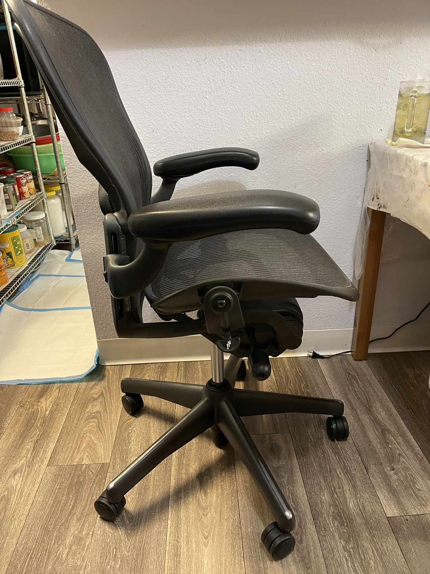 Herman Miller Aeron ( SIZE B ) FULLY ADJUSTABLE !!