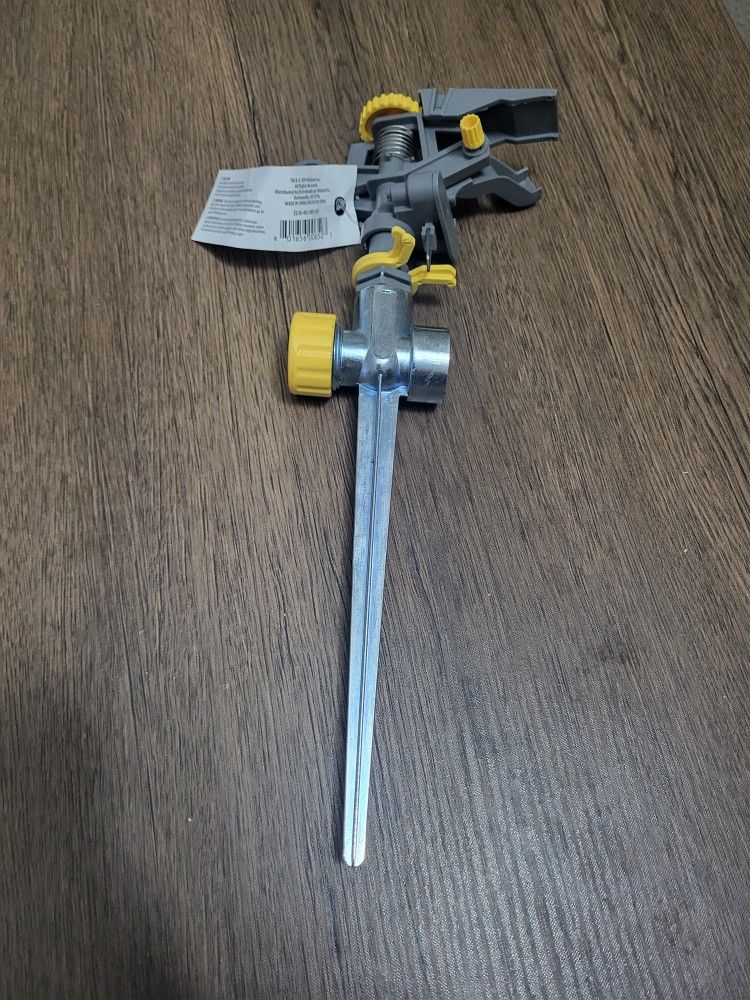 Lawn Sprinkler with Metal Spike Base
