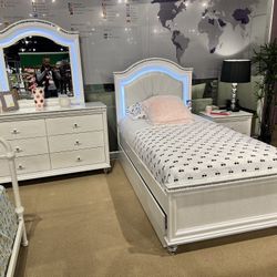 Twin Bed 4-PC Set: (Bed, Nightstand, Dresser & Mirror). 
