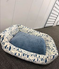 Small-to-medium plush pet bed