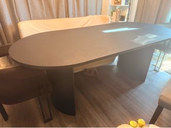 Barely used dining room table, excellent condition