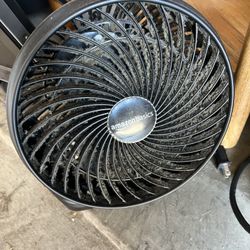 AmazonBasics Table Fan – Works Great Just Needs Cleaning