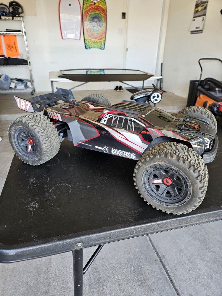 Red Cat 1/6 Machete 6S Brushless Electric Monster Truck, Black