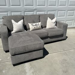 Beautiful Like New Grey Sectional (FREE DELIVERY 🚚)