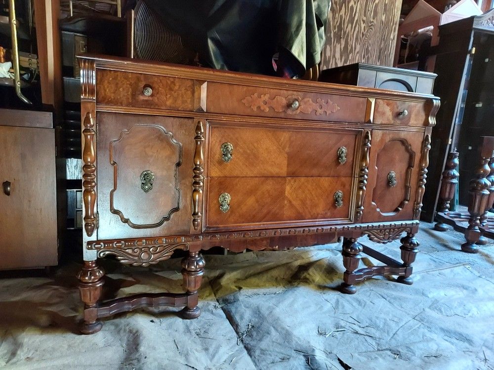 Dining Room Table, 6 Chairs, Sideboard 