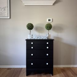 ✨🖤Beautiful Solid Chest Of Drawers🖤✨