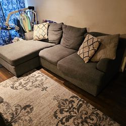 Couch With Chaise Lounge That Can Be Put On Either Side 