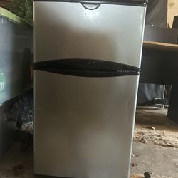 Fridgidare Mini Fridge