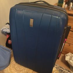 LOW PRICE MOVING- DESLEY $600 RETAIL LARGE HARD COVER SPINNER LUGGAGE 