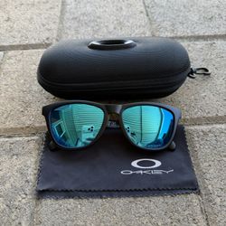Oakley Frogskin Sunglasses Black Frame Blue Iridium Prizm Polarized Lenses W/ Case Cloth