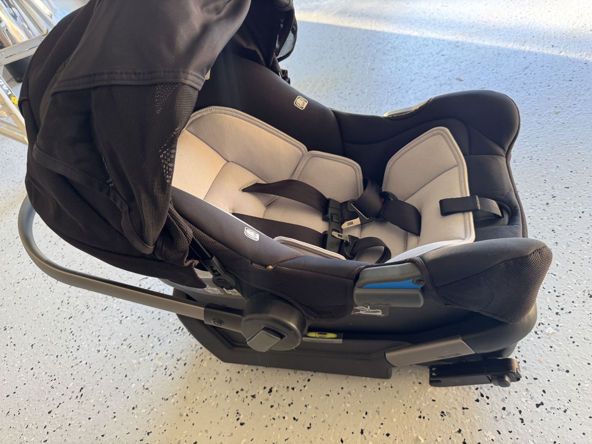 Nuna Car Seat !!! For Sale!