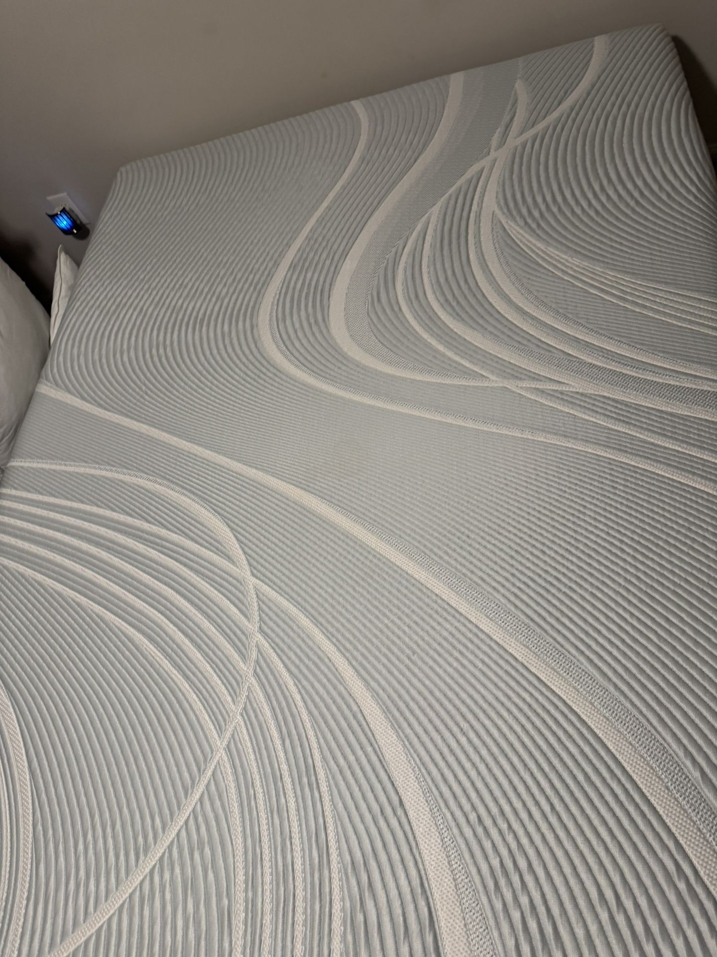 Tempur-Pedic TEMPUR-ProAdapt 12" Medium Hybrid Mattress Queen Size