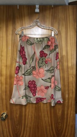 Women’s size 16W Dress Barn semi silky floral shirt with a ruffled bottom