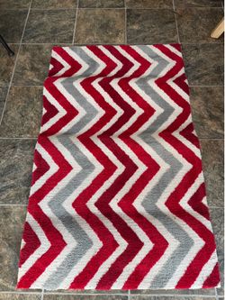 28”x48” RED & WHITE CHEVRON STRIPED THROW RUG