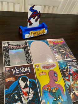 Marvel Spider Man Comic Book Lot & Comic Stand