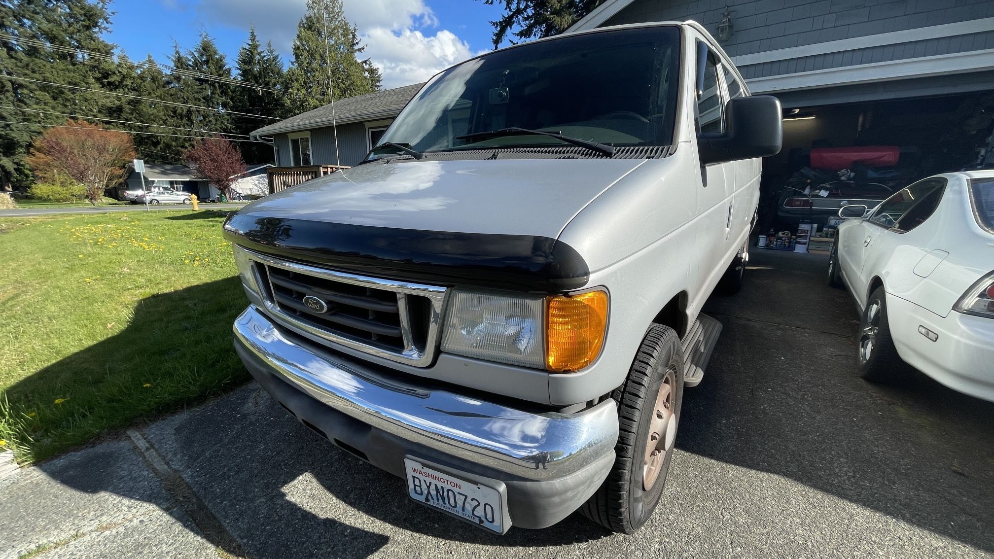 2004 Ford E350 Super Duty Passenger · XLT Extended Van 3D