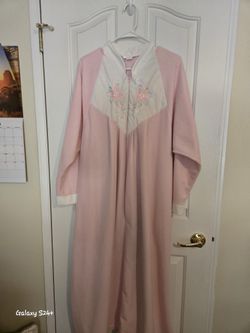 Vintage 70s/80s Women's Pink Robe