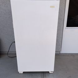 Kenmore ( Sears ) Stand Up Freezer / White And Works Great / Great For Garage 