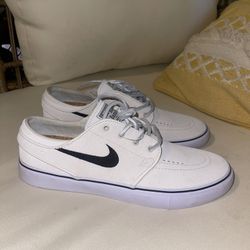 Nike Men's 6.5  Fits 6 
