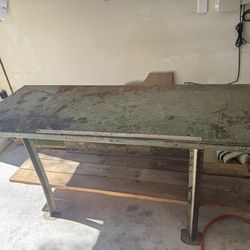 Metal work bench with vise