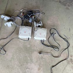 2 Sega Dreamcasts 4 Controllers