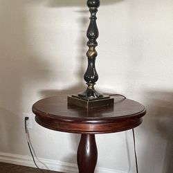 Elegant Round Side Table with Lamp